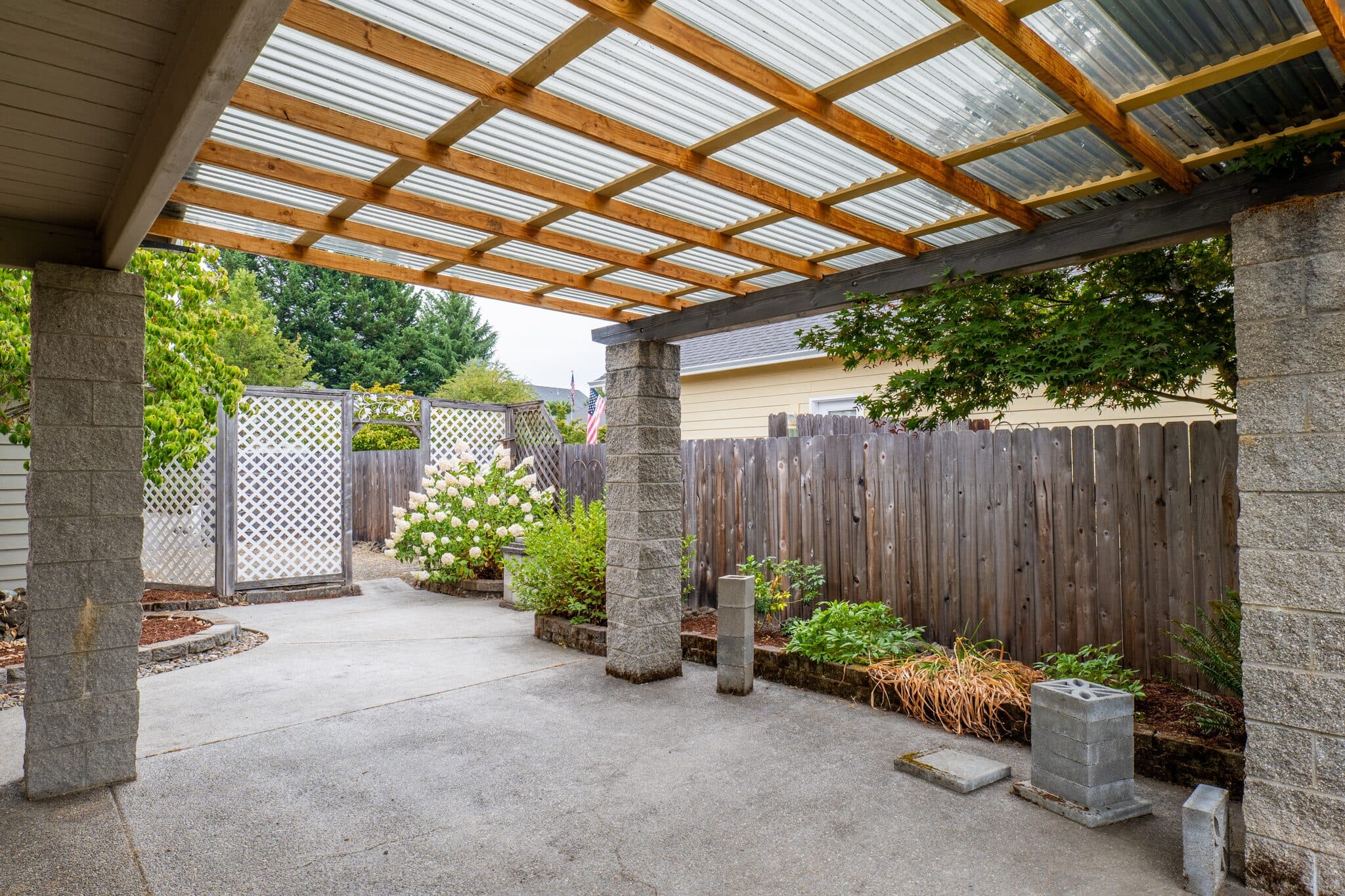 Covered patio with garden and fence — real estate photography by Hahn Media, Oregon